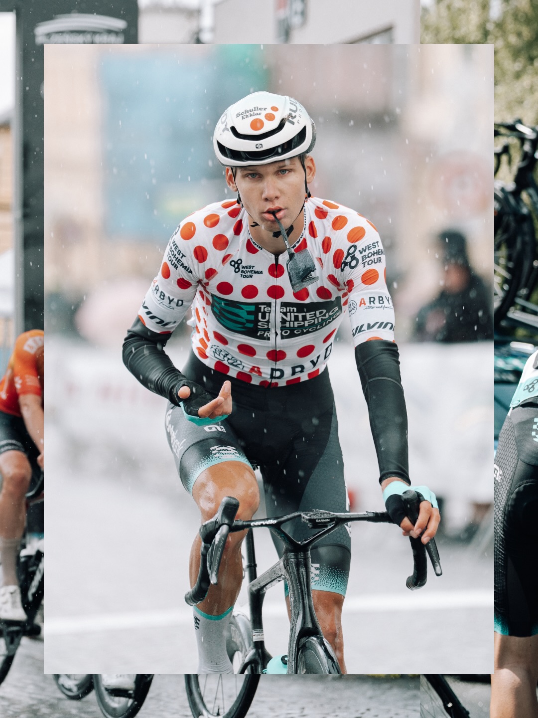 Another rainy day in West Bohemia! 🌧️
Our best-placed rider was Andris today, finishing 15th. The original plan was to lead Márkó out for the sprint, but a small crash ended his attempt early—luckily inside the final 3 kilometers, so he lost no time. Přidal was also caught up in the crash, but thankfully both got up unscratched! Despite all this, we managed to secure the polka dot jersey for the final stage, thanks to Přidal winning an early GPM. Last stage tomorrow—a wide-open GC, and the KOM jersey on our shoulders!
-
Ma Andris volt a leggyorsabb a TUS-srácok közül az esős Csehországban. Eredetileg Márkót szerettük volna ismét a sprintre hozni, de egy kisebb bukás – amibe ő is belekeveredett – sajnos felülírta a tervet. Ugyanitt Přidal is földre került, de mivel az eset az utolsó három kilométeren belül történt, szerencsére senki sem veszített időt.
Az egyik mai hegyi hajrá megnyerésével továbbra is nálunk van a pöttyös trikó, de holnap nagyon szoros küzdelem várható érte! ⚪️🔴
📸 @marchives.raw
#tus_riders #TeamUnitedShipping