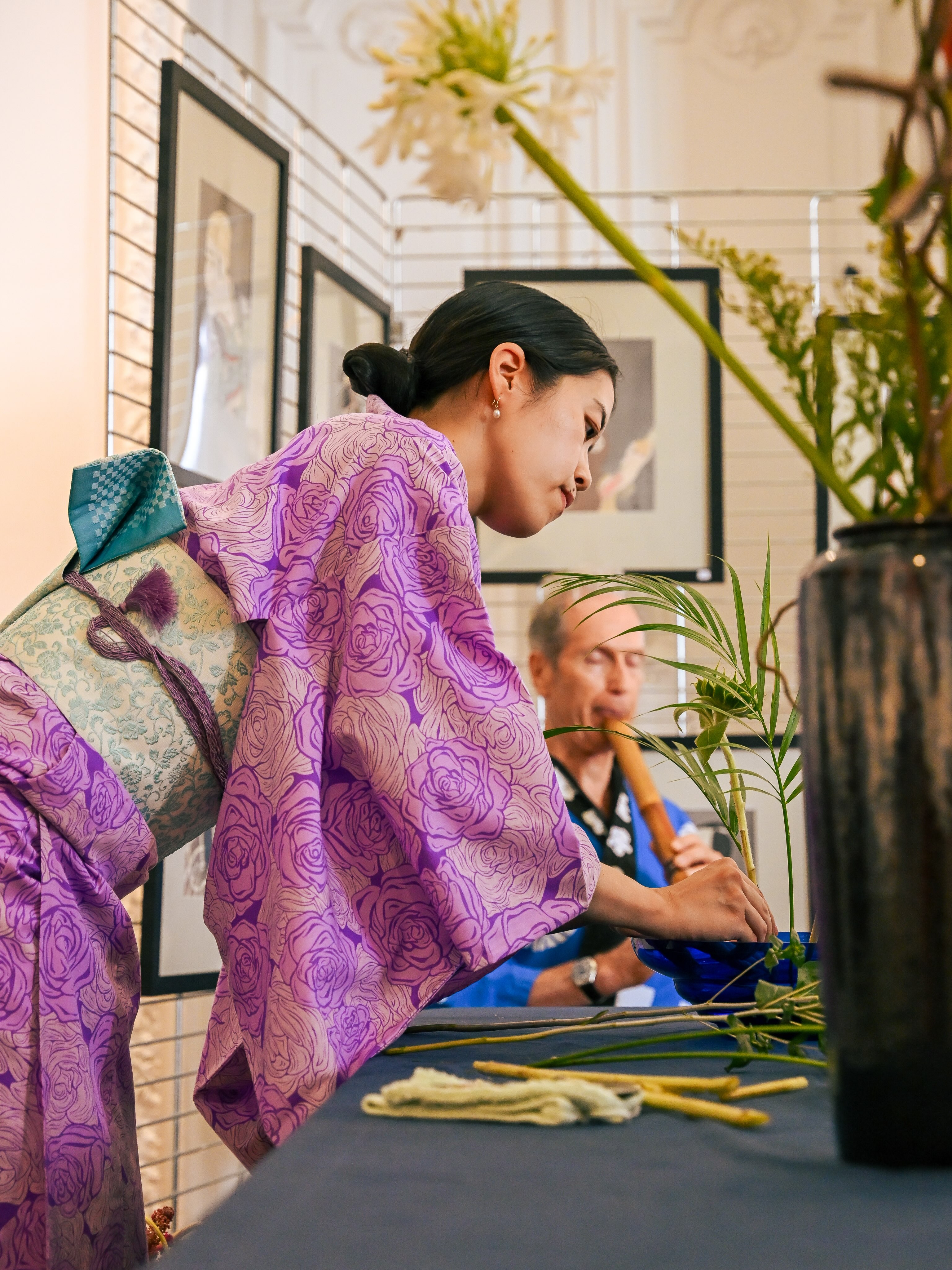 🌿 La rencontre de l’Ikebana et du Shakuhachi 🌻🪈
Retour en images sur l’un des temps forts de la 3ᵉ édition de Nishiki Japan : la démonstration d’Ikebana de Marina Icho, accompagnée par les sonorités envoûtantes du Shakuhachi par Denys Rohfritsch 🎋🎶
Les 25 et 26 juillet 2026, fleurs, végétaux et musique se sont rencontrés pour offrir au public un moment suspendu empreint d’élégance et d’harmonie.
À travers ces photos, revivez quelques instants de cette démonstration où chaque composition devient un dialogue entre la nature, le geste et le souffle. 🌸
Merci à @marina_icho et Denys pour ce magnifique partage, ainsi qu’à toutes celles et ceux qui ont participé à cette rencontre.
📸 Crédits photos 1.2.3.4 : @leyla.clicks
🌿 生け花と尺八の出会い 🌻🪈
Nishiki Japan 第3回のハイライトのひとつ、Marina Ichoによる生け花の実演と、Denys Rohfritschによる尺八の魅惑的な音色が織りなすひとときを、写真とともに振り返ります。 🎋🎶
2026年7月25日・26日、花や植物、そして音楽がひとつになり、優雅さと調和に満ちた、心静かに時が止まったようなひとときを皆さまにお届けしました。
これらの写真を通して、一つひとつの作品が、自然と所作、そして息吹との対話となっていく、実演のひとときをお楽しみください。 🌸
この素晴らしいひとときを共有してくださったMarinaさん、Denysさん、そしてこの出会いに参加してくださったすべての皆さまに、心より感謝申し上げます。
📸 写真クレジット 1・2・3・4:@leyla.clicks
#ikebana #shakuhachi #culturejaponaise #montpellier