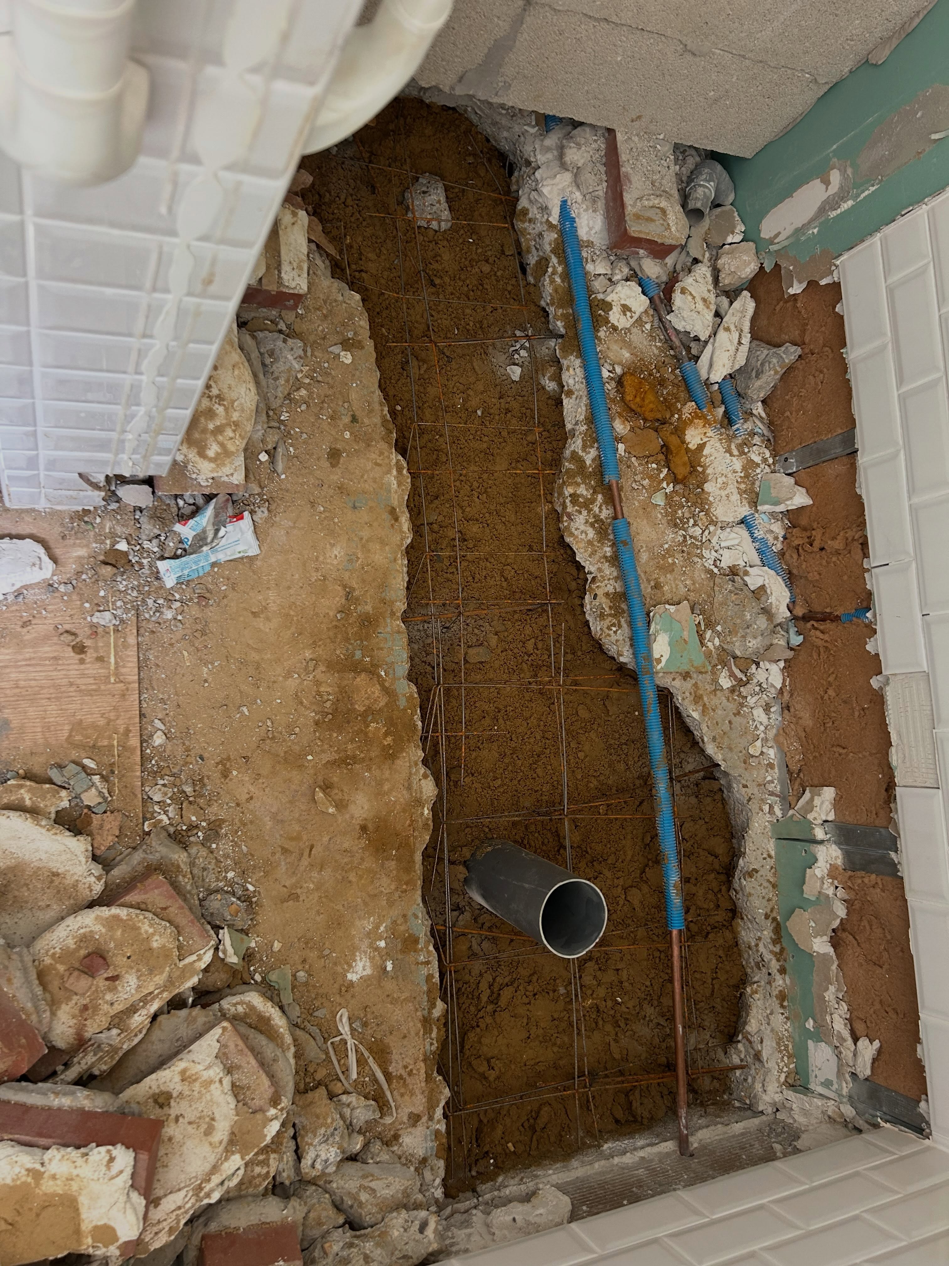🔧 remplacement complet d’une évacuation maison, Le Mesnil Saint Denis 🏠
Une évacuation fortement endommagée peut provoquer fuites, mauvaises odeurs, infiltrations et dégradations dans votre maison.
Sur ce chantier, notre équipe BATIEV est intervenue pour :
✅ Dépose de l’ancienne évacuation endommagée
✅ Ouverture et terrassement du sol
✅ Remplacement des canalisations
✅ Création des nouveaux raccordements
✅ Mise en place et contrôle du réseau
✅ Remise en état du sol et des extérieurs
✅ Réfection de la douche et finitions
💪 Un travail réalisé avec soin, de la démolition jusqu’aux finitions, pour retrouver une évacuation fiable et durable.
🏡 BATIEV – Rénover • Aménager • Valoriser
📞 Besoin de travaux ou d’une rénovation ? Contactez-nous pour votre projet et demandez votre devis.
#renovation #Plomberie #Évacuation #Canalisation #lemesnilsaintdenis