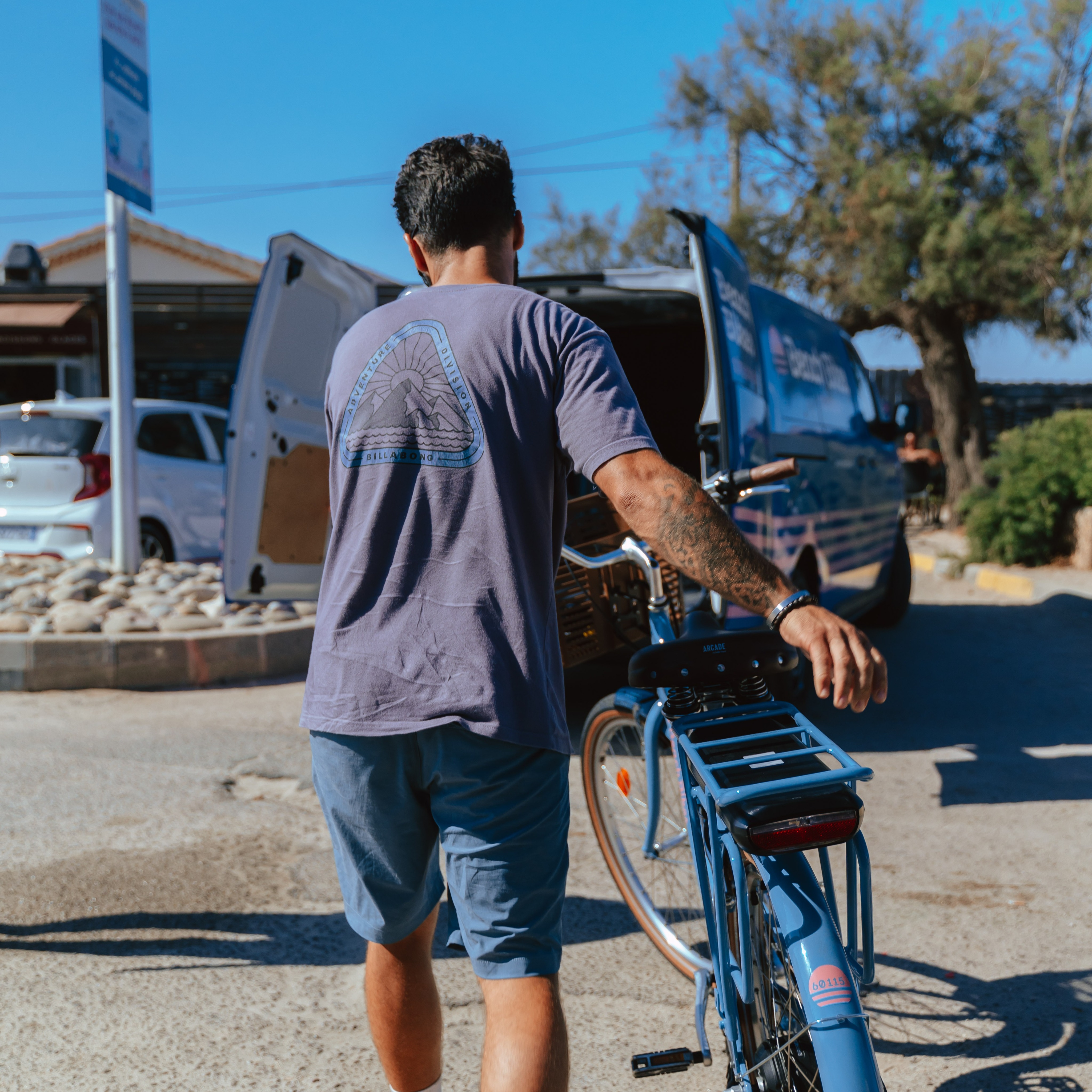 🚲💙 Vous les avez vus, les petits vélos bleus de la presqu’île ?
Dans le village, vers l’Almanarre ou en direction des plages… ils commencent à faire partie du paysage de Giens.
Alors forcément, il fallait qu’on vous en parle !
Bienvenue à Beach Bikes Giens sur Giens.fr ! 🙌
📍 Installé au cœur du village
🚲 Vélos classiques & électriques
⛰️ VTT & Beach Cruisers
👨👩👧👦 Vélos enfants, Longtails & cargos électriques
🔧 Assistance pendant votre balade
🏠 Livraison possible sur votre lieu de séjour selon conditions et disponibilités
De quoi laisser la voiture tranquille et partir découvrir la presqu’île autrement. ☀️🌊
📅 Beach Bikes Giens est ouvert jusqu’au 30 septembre, puis fera une petite pause avant de revenir pour les vacances de la Toussaint.
Vous venez à Giens pendant les prochaines vacances ?
👉 Notez l’adresse si vous avez envie d’une balade à vélo, seul, à deux ou en famille. 🚲
🔗 Toute la présentation est à retrouver sur Giens.fr – lien en bio.
💙 Bienvenue dans l’aventure Giens.fr !
#Giens #PresquileDeGiens #BeachBikes #VeloGiens #LocationVelo #Hyères #Almanarre #Toussaint #VacancesEnFamille #giensfr