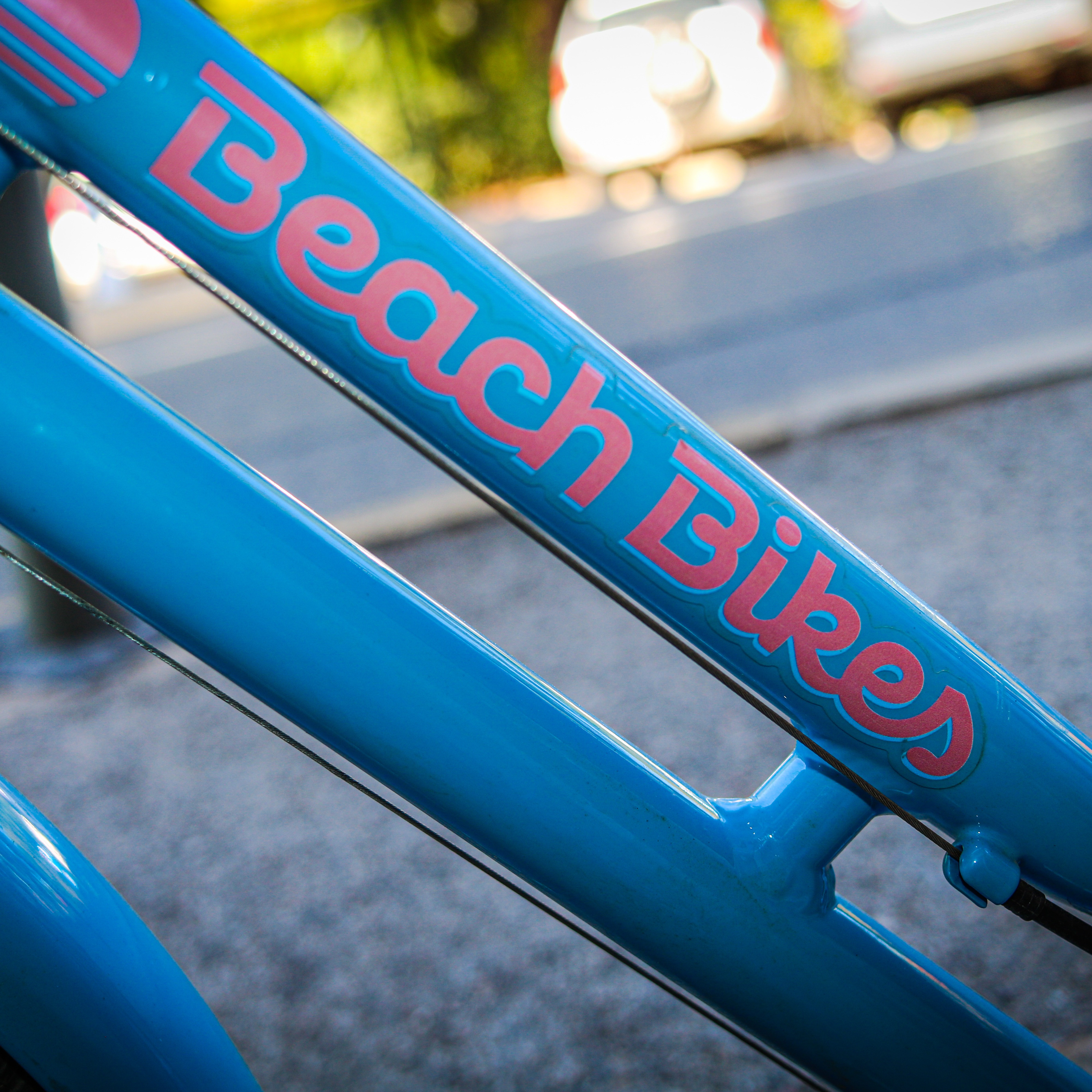 🚲💙 Vous les avez vus, les petits vélos bleus de la presqu’île ?
Dans le village, vers l’Almanarre ou en direction des plages… ils commencent à faire partie du paysage de Giens.
Alors forcément, il fallait qu’on vous en parle !
Bienvenue à Beach Bikes Giens sur Giens.fr ! 🙌
📍 Installé au cœur du village
🚲 Vélos classiques & électriques
⛰️ VTT & Beach Cruisers
👨👩👧👦 Vélos enfants, Longtails & cargos électriques
🔧 Assistance pendant votre balade
🏠 Livraison possible sur votre lieu de séjour selon conditions et disponibilités
De quoi laisser la voiture tranquille et partir découvrir la presqu’île autrement. ☀️🌊
📅 Beach Bikes Giens est ouvert jusqu’au 30 septembre, puis fera une petite pause avant de revenir pour les vacances de la Toussaint.
Vous venez à Giens pendant les prochaines vacances ?
👉 Notez l’adresse si vous avez envie d’une balade à vélo, seul, à deux ou en famille. 🚲
🔗 Toute la présentation est à retrouver sur Giens.fr – lien en bio.
💙 Bienvenue dans l’aventure Giens.fr !
#Giens #PresquileDeGiens #BeachBikes #VeloGiens #LocationVelo #Hyères #Almanarre #Toussaint #VacancesEnFamille #giensfr